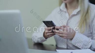 女人在智能手机上写短信
